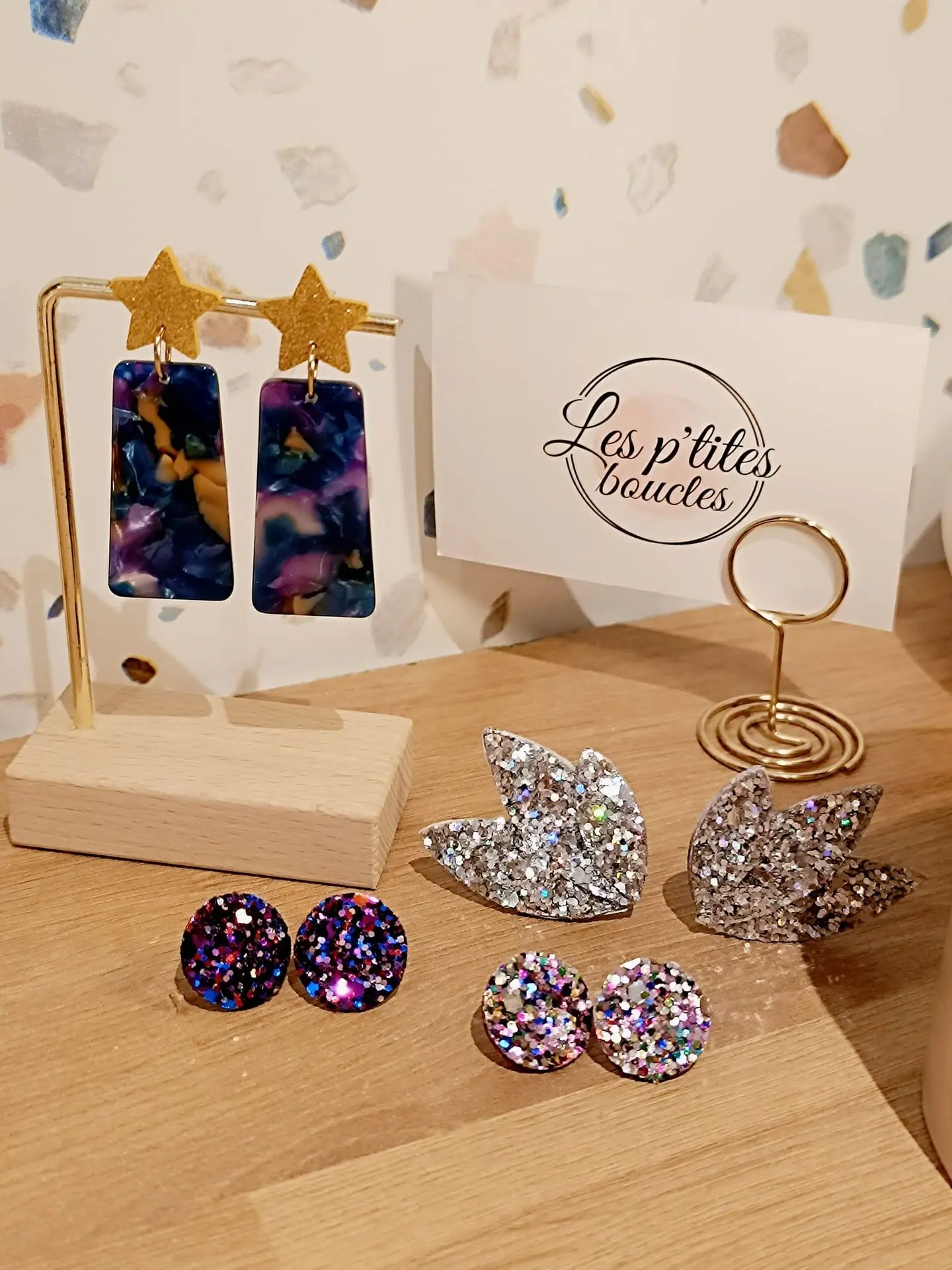 Boucles fantaisie, légères, raffinées et idéales pour sublimer toutes vos tenues.