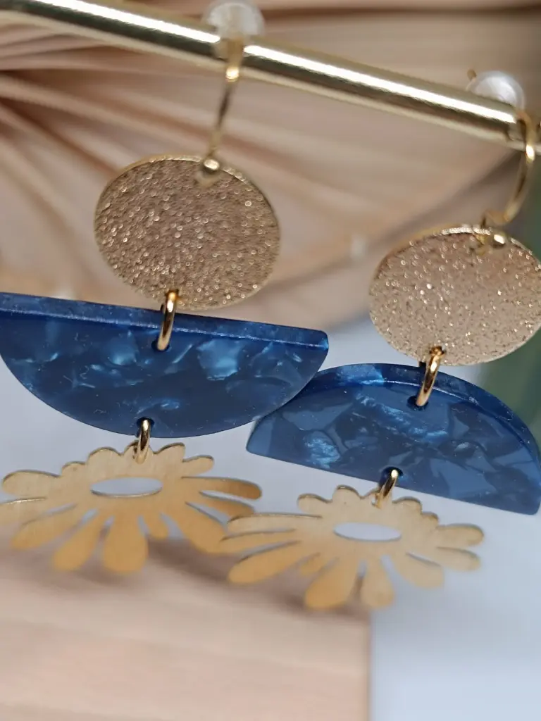 Boucles d'oreilles connecteur stardust doré breloque bleu nuit acétate et soleil 2.webp