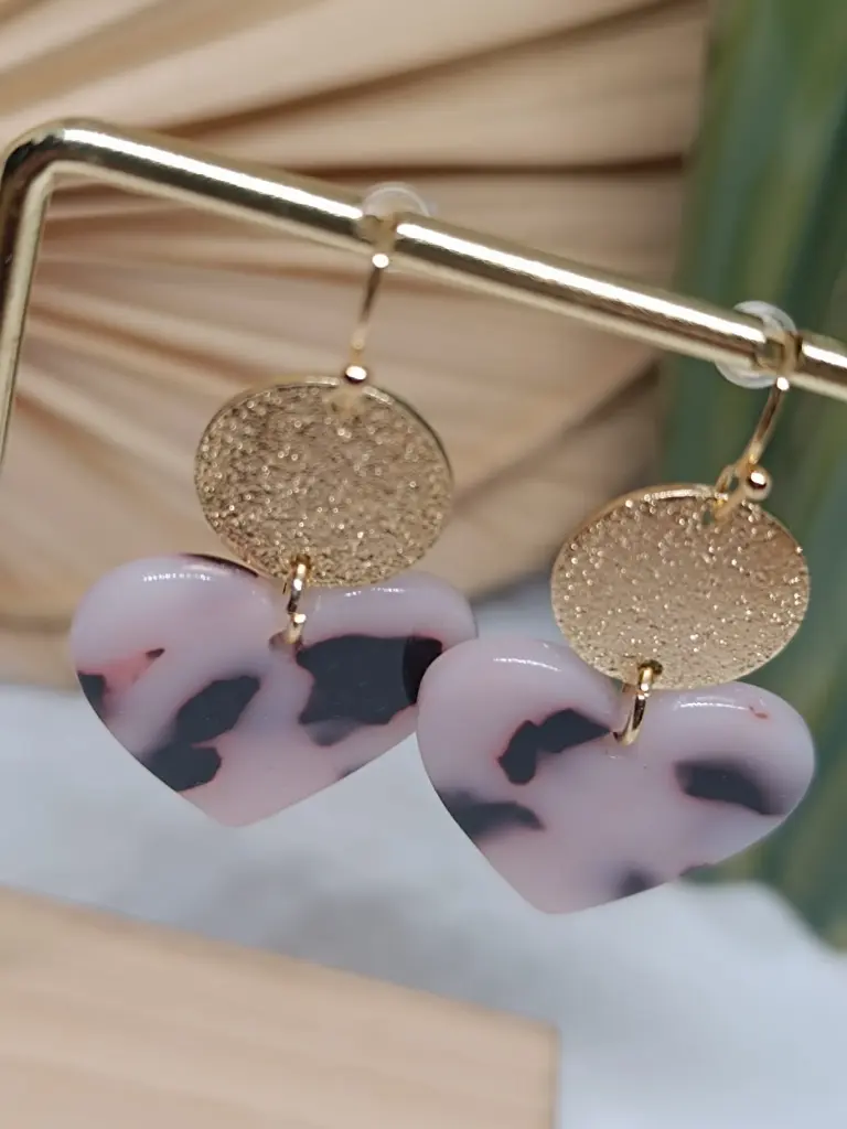 Boucles d'oreilles connecteur stardust doré et coeur acétate 2.webp