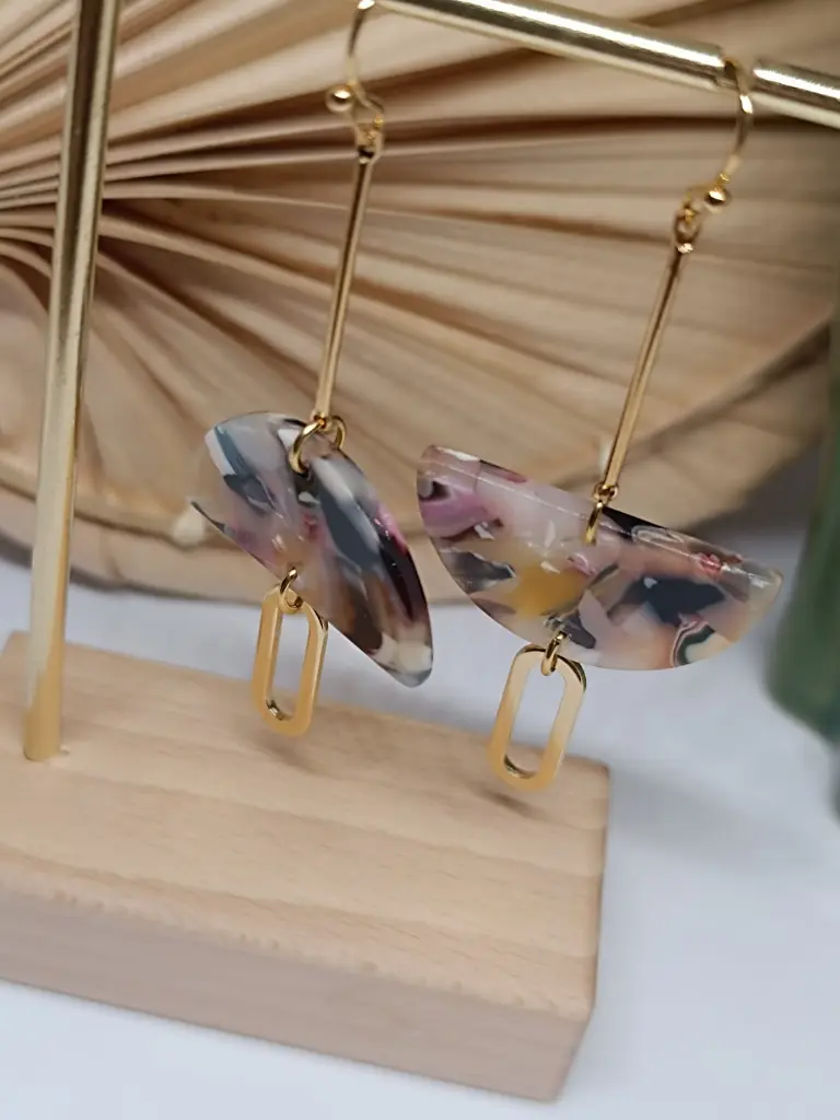 Boucles d'oreilles connecteur baton doré breloque acétate et breloque rectangulaire 2.webp