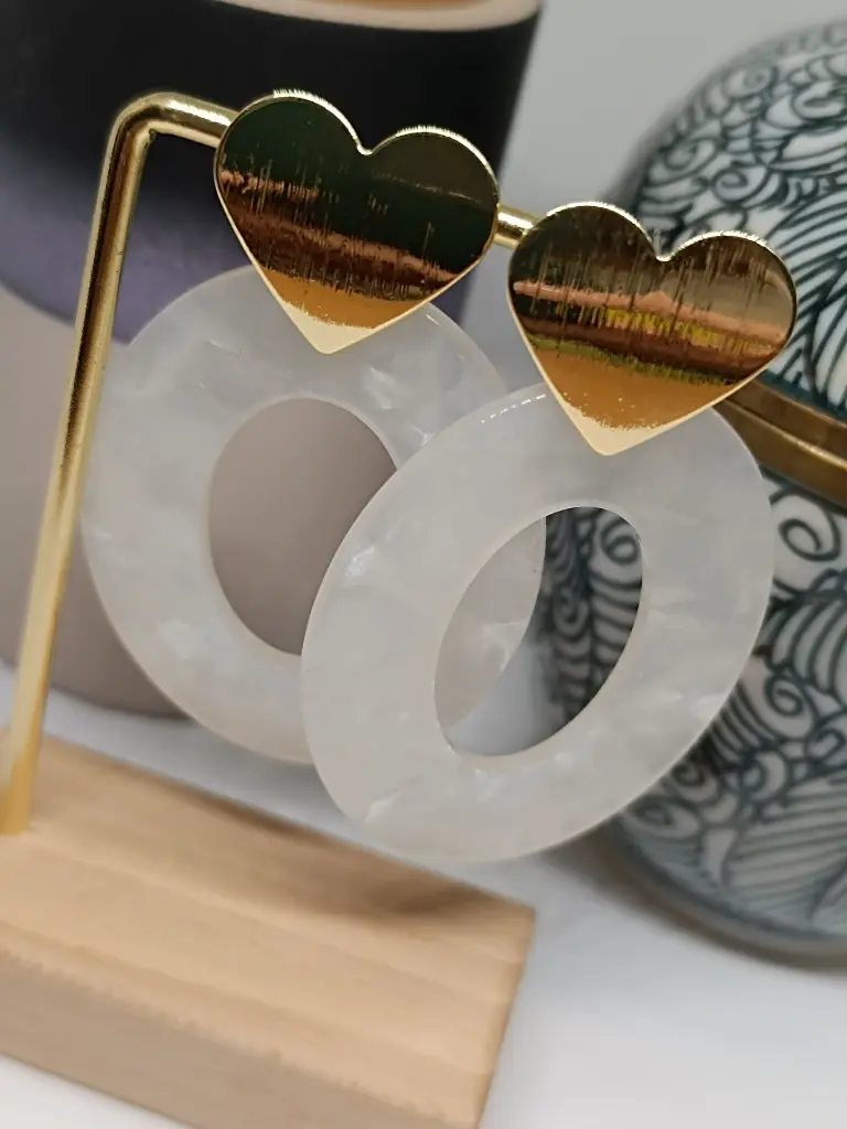 Boucles en acétate blanc et coeur comme attache.webp