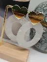 Boucles en acétate blanc et coeur comme attache.webp