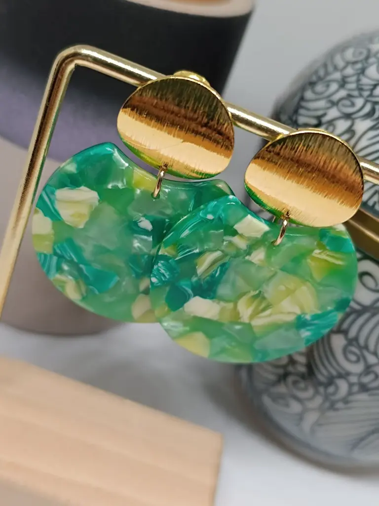 boucles attache doré effet brossé breloque acétate nuance vert.webp