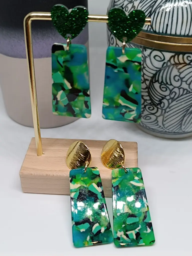 Boucles d'oreilles attache rond effet brossé et breloque acétate vert.webp