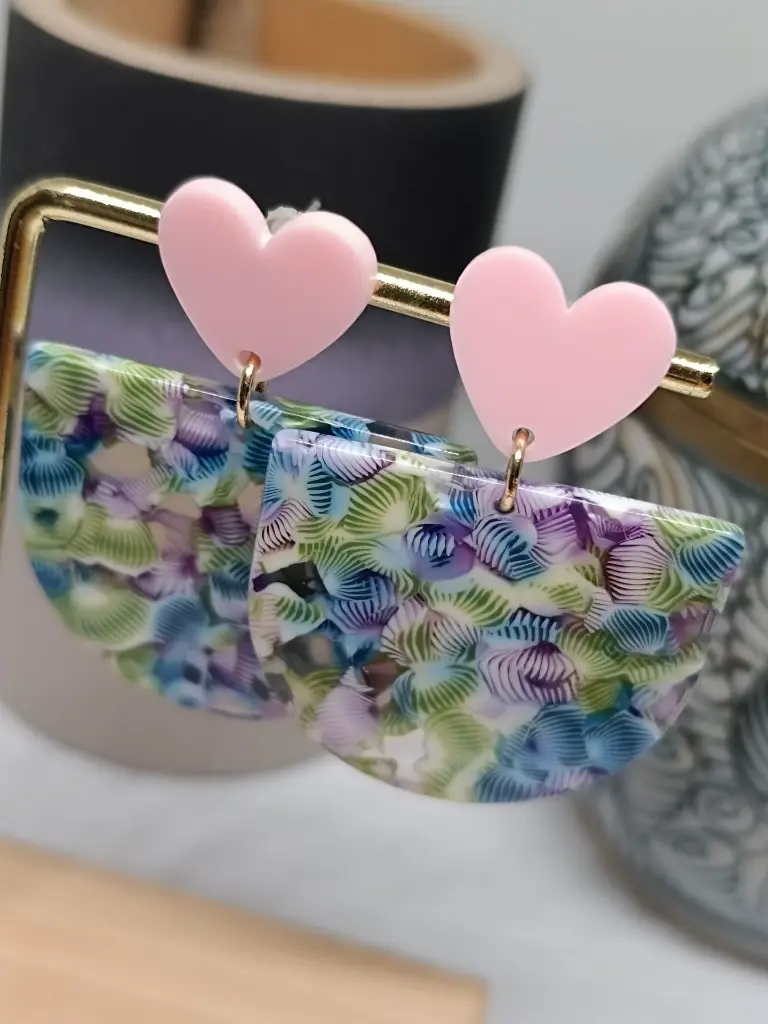 Boucles d'oreilles en acétate bleu avec coeur rose attache 2.webp