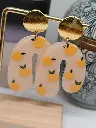 Boucles d'oreilles petites orange et attache rond effet brossé.webp