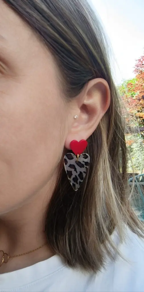 Boucles léopard coeur rouge.webp